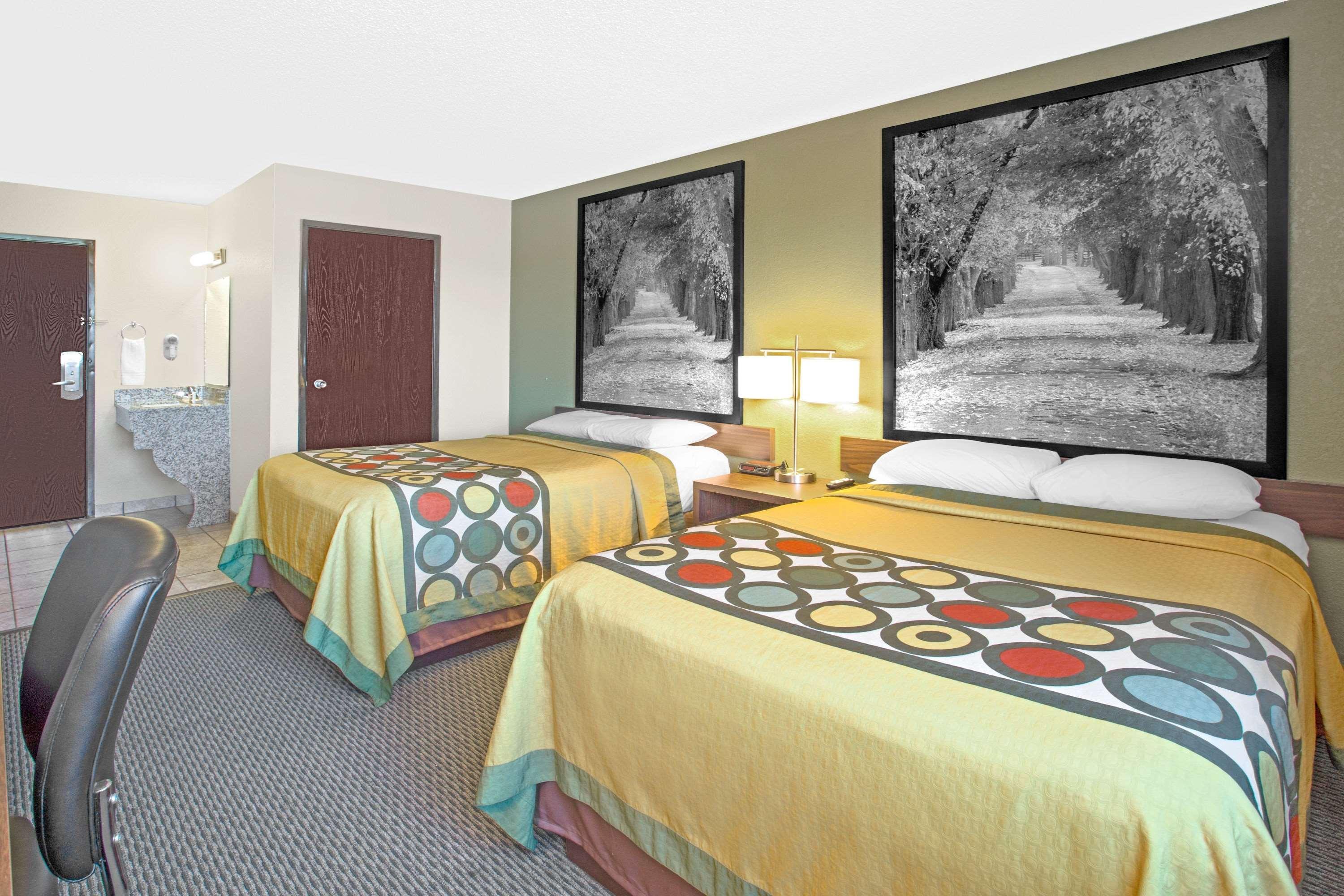 Hotel Super 8 By Wyndham Windsor/Madison North Exterior foto
