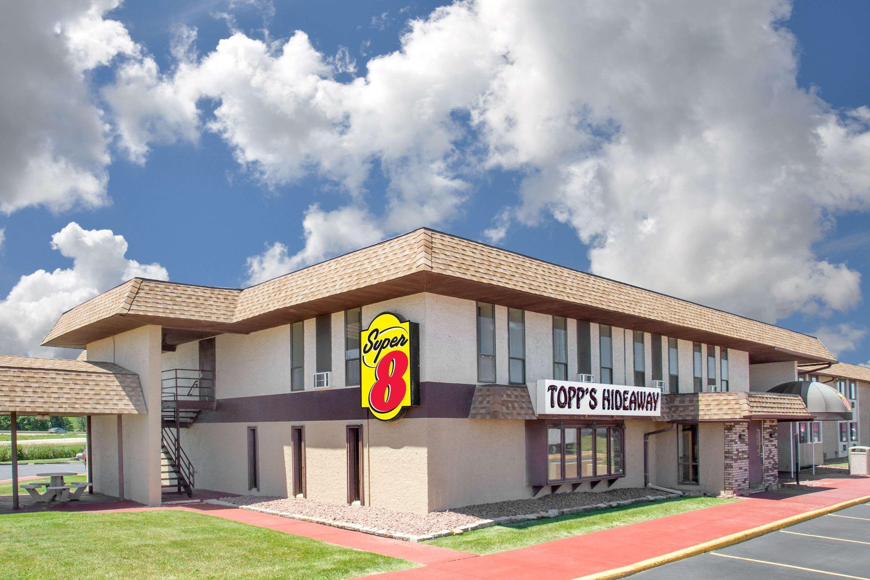 Hotel Super 8 By Wyndham Windsor/Madison North Exterior foto